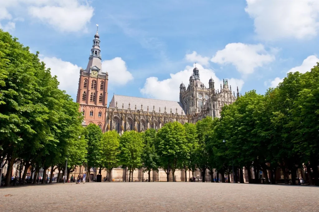 De Sint-Janskathedraal in Den Bosch, gezien vanaf het plein ervoor